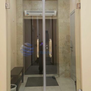 Двери распашные, стекло 8мм прозрачное, фурнитура «Классика»