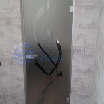 Дверь с пескоструйным рисунком в алюминиевой коробке