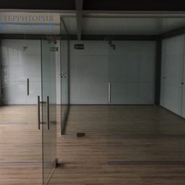 Офисная перегородка с маятниковыми дверями из прозрачного стекла